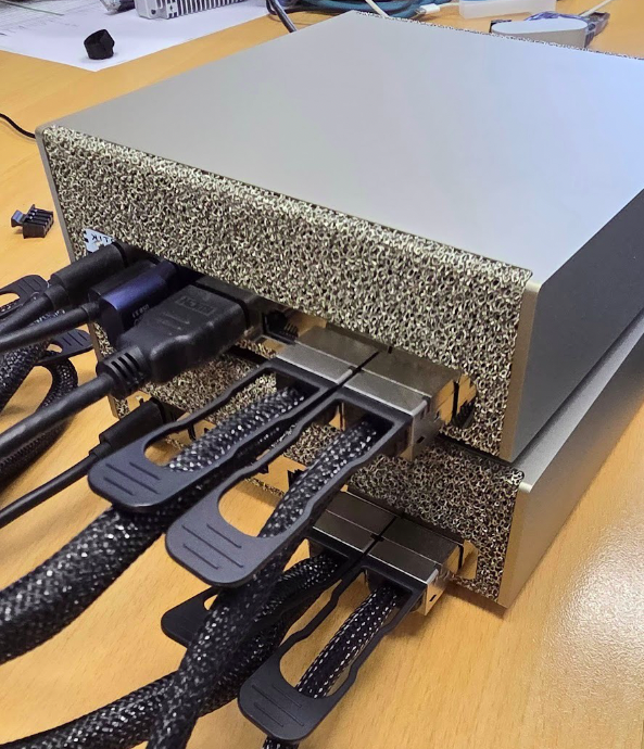 2 x DGX spark cluster connected with ConnectX-7 400Gbps breakout cable via Mikrotik CRS804-4DDQ